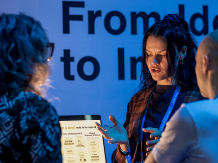 A research project from Aalto Startup Center explaining their invention to an Arctic15 attendee